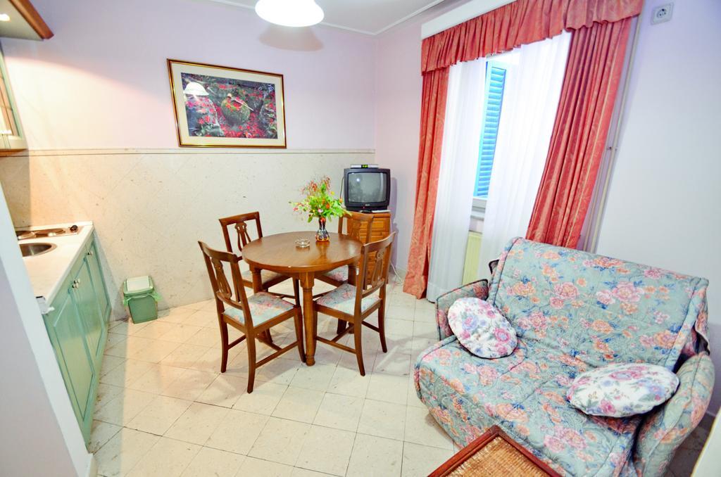 Villa Velzon Guesthouse