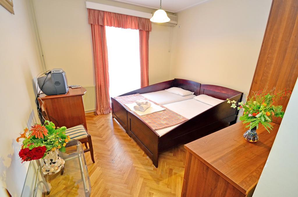 Villa Velzon Guesthouse