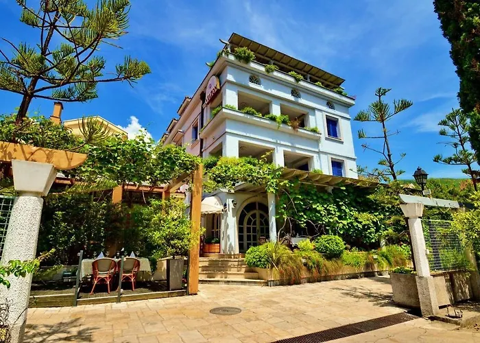 Villa Velzon Guesthouse